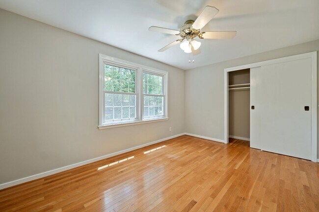 Building Photo - 2737 Dogwood Rd