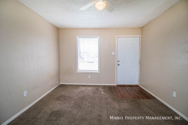 Building Photo - 300 E Lynn St