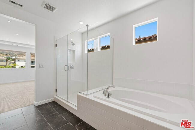 Building Photo - 20705 Butternut Cir