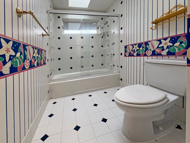 Building Photo - Gated Sound view home Des Moines area, 4 bed plus den 2.5 bath 3900 s/f, Available NOW!!!