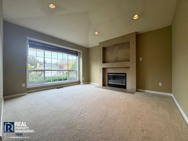 Building Photo - 3 Bedroom, 2 Bath Puyallup Home with 3-Car Garage & Spacious Fenced Yard!!