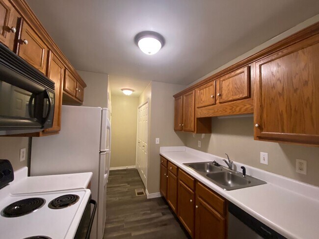 Building Photo - Renovated One Level 2 Bedroom / 2 Bathroom condo in Hermitage!