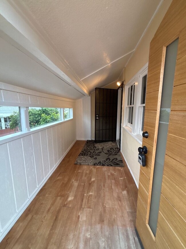 Building Photo - Central Roseville - 1 Bed, 1 Bath - New Flooring & Paint - Large Deck great for Entertaining! No ...