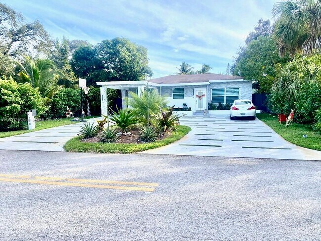 Primary Photo - 390 NE 165th St