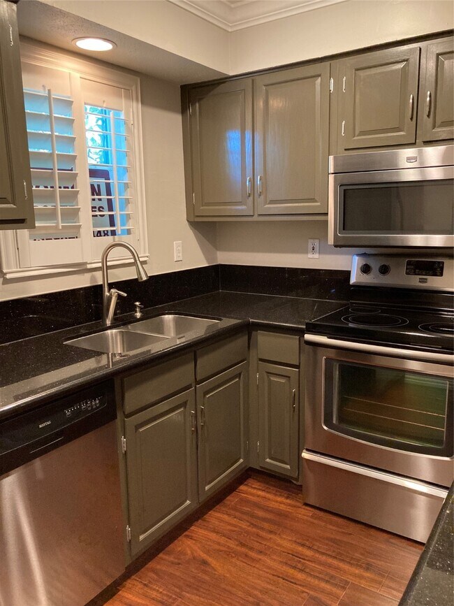 Building Photo - 881 Wax Myrtle Ln