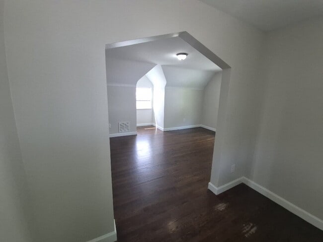 Building Photo - 5568 Raceview Ave