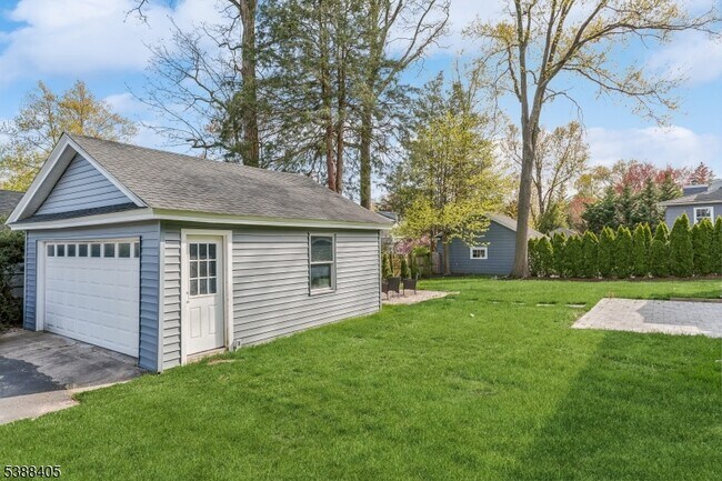 Building Photo - 648 E Broad St