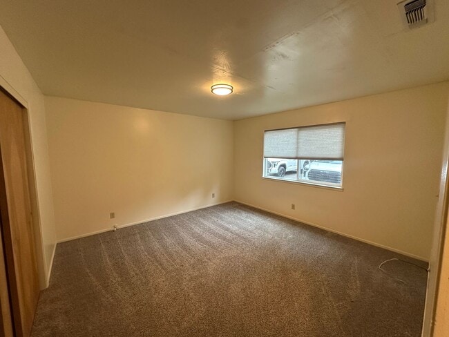 Building Photo - Charming Cascade Shores Retreat 2/1 1,000 ...