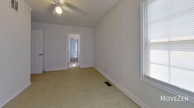Building Photo - 210 Oakcrest Dr