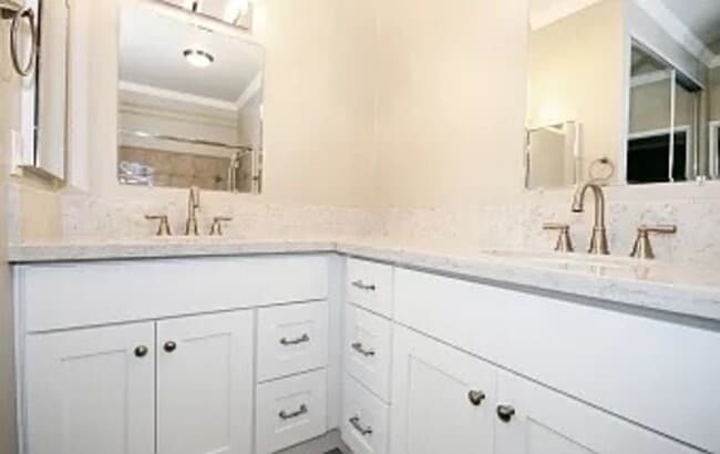 Building Photo - 10921 Sabre Hill Dr