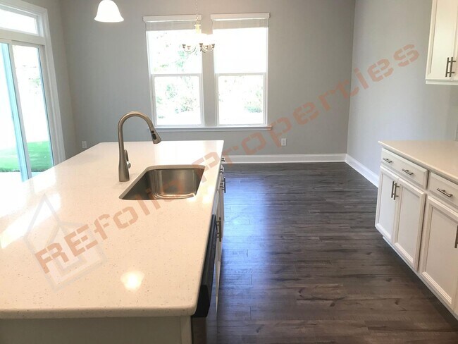 Building Photo - Grand 5 Bedroom 3 Baths House w/1st FL gue...