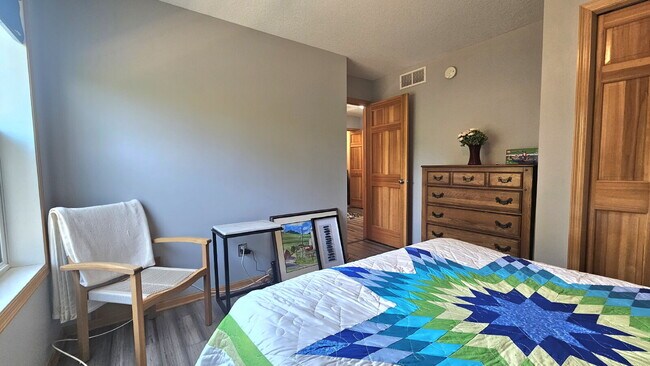 Building Photo - "Spacious 4-Bedroom Townhouse Retreat in Apple Valley - Modern Living with Ample Space!"