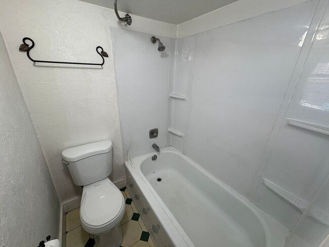Building Photo - COZY 1 BEDROOM, 1 BATH APARTMENT LOCATED I...
