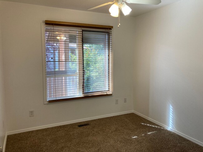 Building Photo - Well Kept 2 Bedroom Foxridge Condo W/Garag...