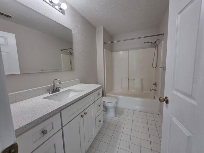 Building Photo - 5483 Vineland Rd