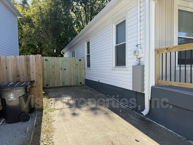 Building Photo - 538 University Ave