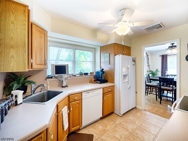 Building Photo - 32 Maple Ave