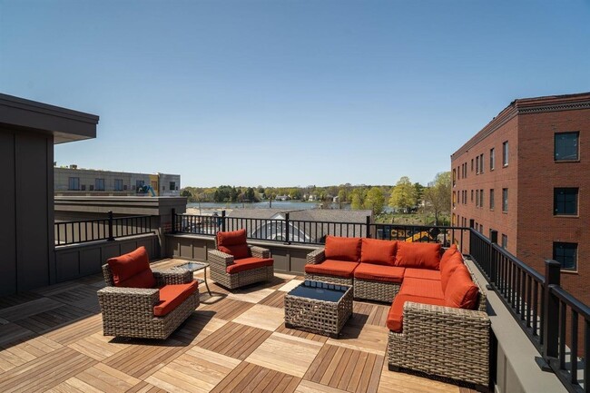 Building Photo - 238 Deer St