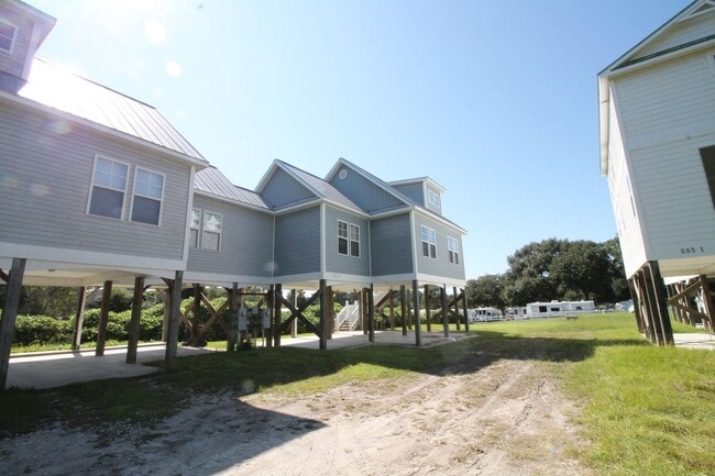 Building Photo - 2BR, 2BA Duplex with Close Water Access for Boats and Kayaks