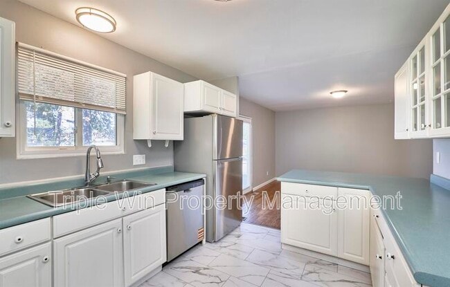 Building Photo - 1405 Willowbrook Dr