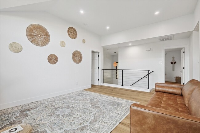 Building Photo - 1088 Pondview Dr