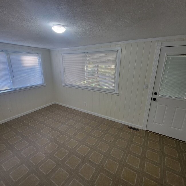 Building Photo - 3/1 Single Family Home- Cookeville City Li...