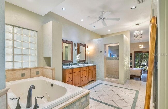 Building Photo - 10577 Down Lakeview Cir