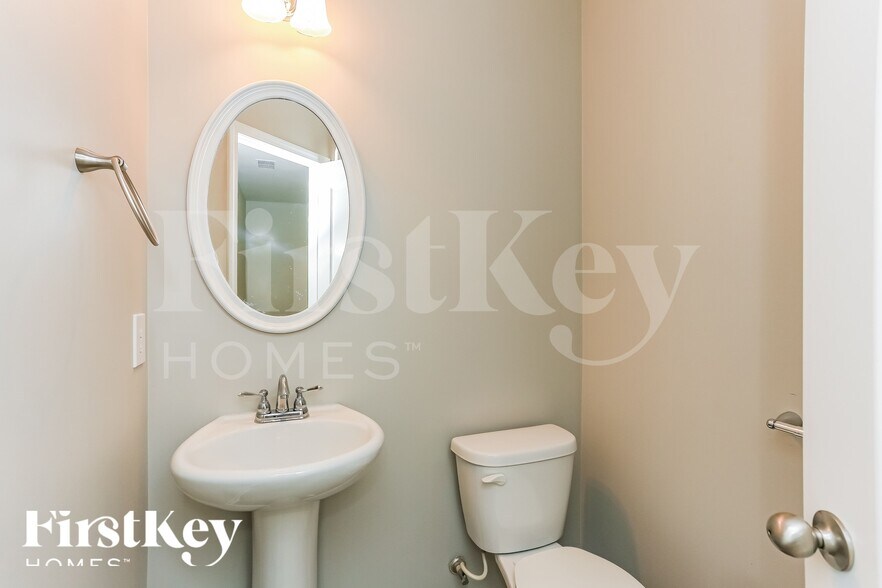 Building Photo - 447 Clapton Ct