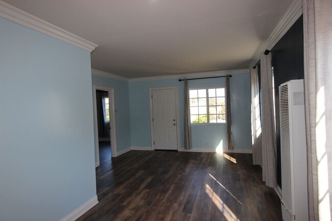 Building Photo - Beautiful 2 bedroom 1.5 bathroom available for rent now