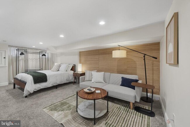 Building Photo - 737 Dolphin St