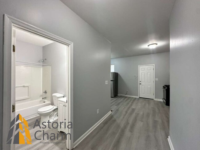 Building Photo - 3 Bedroom and a Den Home with Fenced Yard and Eat In Kitchen on Linnard Street