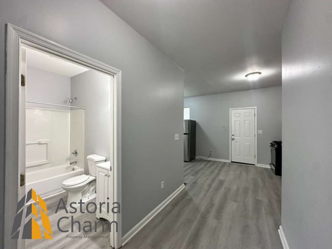 Building Photo - 4 Bedroom Home with Fenced Yard and Eat In Kitchen on Linnard Street