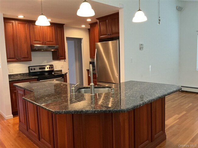 Building Photo - 4 Hitchcock Ln