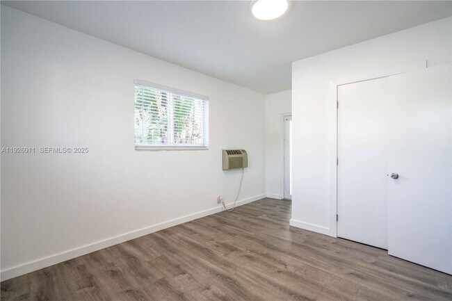 Building Photo - 1750 S Treasure Dr