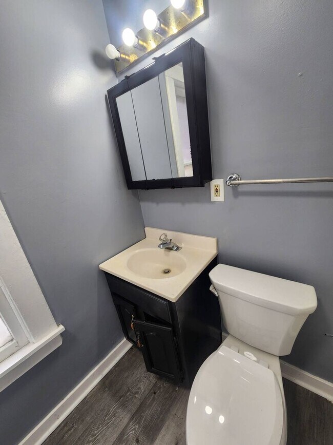 Building Photo - Charming 3-Bedroom Property in Prime Location