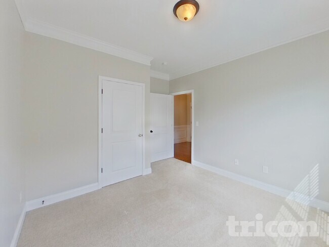 Building Photo - 910 Deepwood Ct