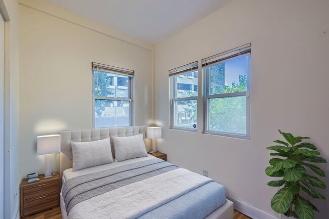 Building Photo - 2700 N Artesian Ave