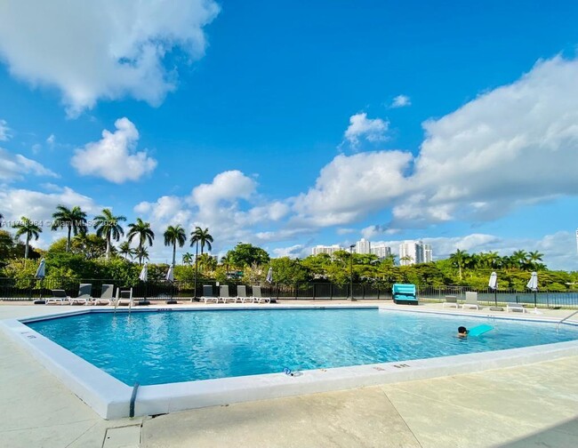 Building Photo - 3475 N Country Club Dr