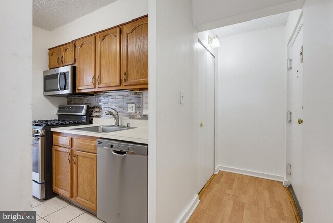 Building Photo - 5911 Tamar Dr