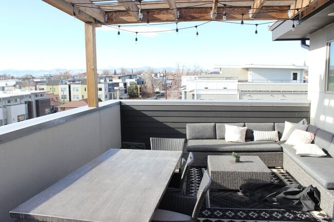 Building Photo - You’ll fall in LOVE with the VIEW! Convenient Location!