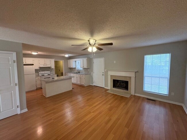 Building Photo - For Rent