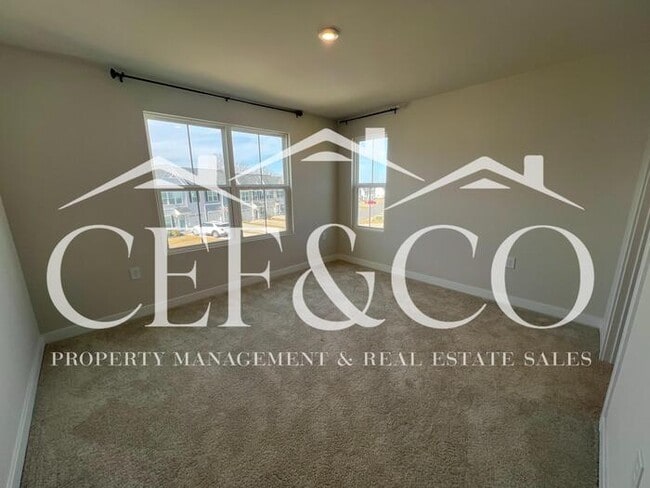 Building Photo - Spacious Townhome available in Spartanburg's East Side