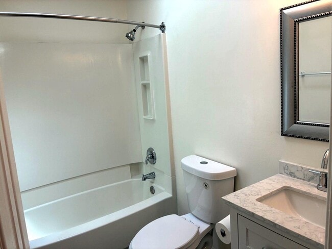 Building Photo - 111 Everette Pl