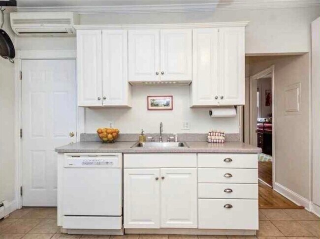 Building Photo - 34 Austin St