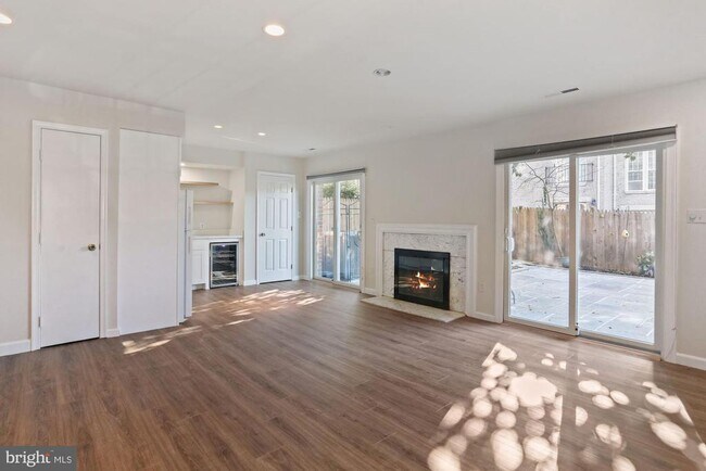 Building Photo - 1454 McLean Mews Ct