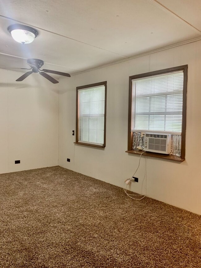 Building Photo - Spacious updated 3 bedroom, 2 bathroom hom...