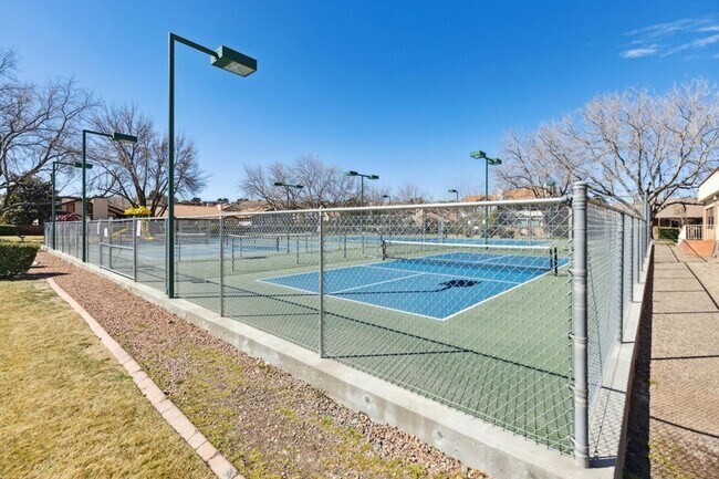 Building Photo - Single-Level Home with Community Pool, Gym...