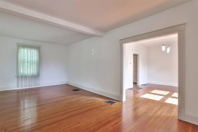 Building Photo - 476 Compton Rd