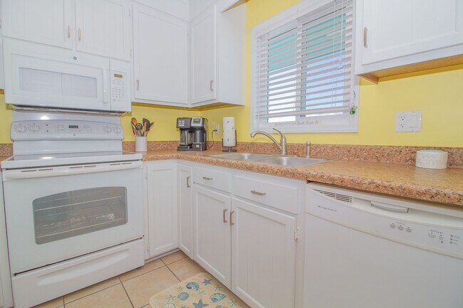 Building Photo - OFF-SEASON FURNISHED RENTAL