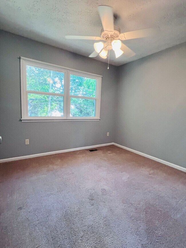 Building Photo - 3 bed/2 bath Townhome - 2.2 miles from Auburn University!